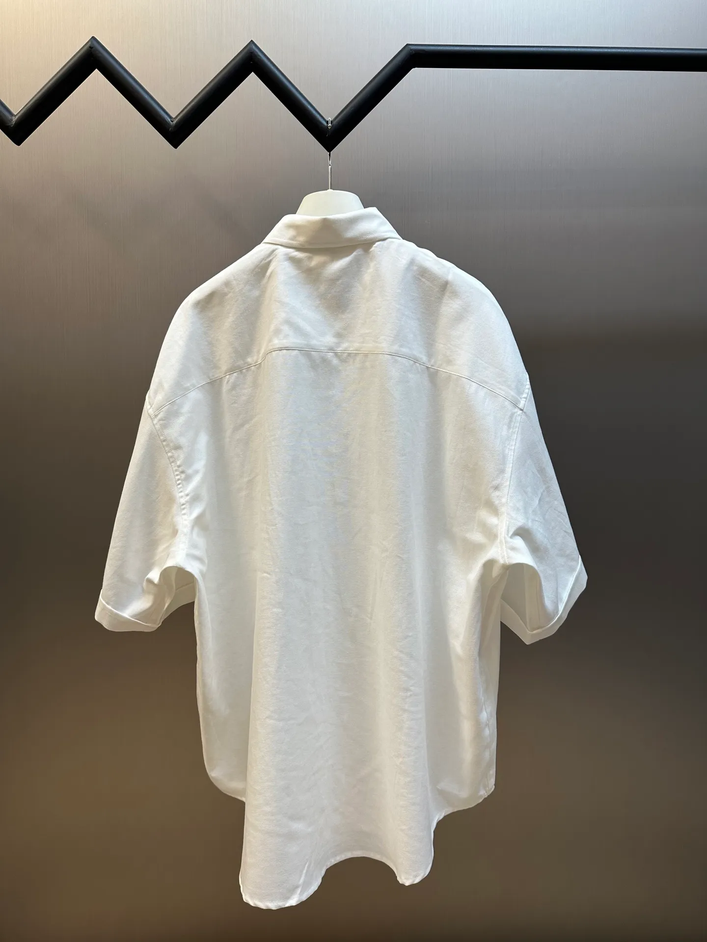 Ami Love Heart Embroidered Box Shirt is made of custom-made luxurious oxford fabric, with a bright red heart on the chest, embellished like a work of art, casual yet sophisticated. Adopting imported machine embroidery technology, advanced computer control systems and precision mechanical components, Ami's love embroidery work is achieved with high precision and smooth and delicate lines. size：S M L XL